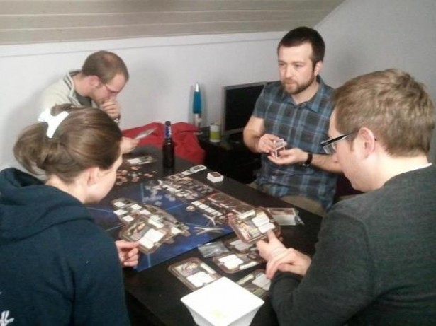 Mais qui est le Cylons ?? Titi fais des trucs louches, Laurent est trop gentil ...